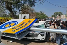 सीसीटीवी में कैद खौफनाक मंजर: क्रेन का पट्टा टूटते ही कार पर गिरा 65 फीट का हाई-मास्ट, सपा नेता ने गंवाई जान