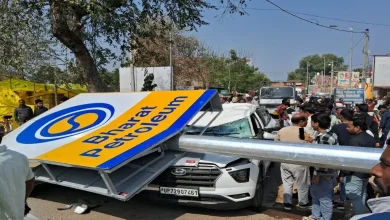 सीसीटीवी में कैद खौफनाक मंजर: क्रेन का पट्टा टूटते ही कार पर गिरा 65 फीट का हाई-मास्ट, सपा नेता ने गंवाई जान