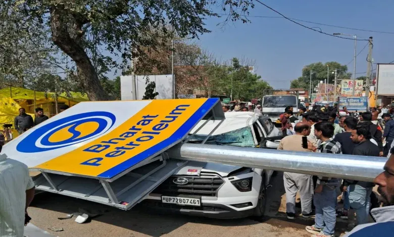 सीसीटीवी में कैद खौफनाक मंजर: क्रेन का पट्टा टूटते ही कार पर गिरा 65 फीट का हाई-मास्ट, सपा नेता ने गंवाई जान सीसीटीवी में कैद खौफनाक मंजर: क्रेन का पट्टा टूटते ही कार पर गिरा 65 फीट का हाई-मास्ट, सपा नेता ने गंवाई जान