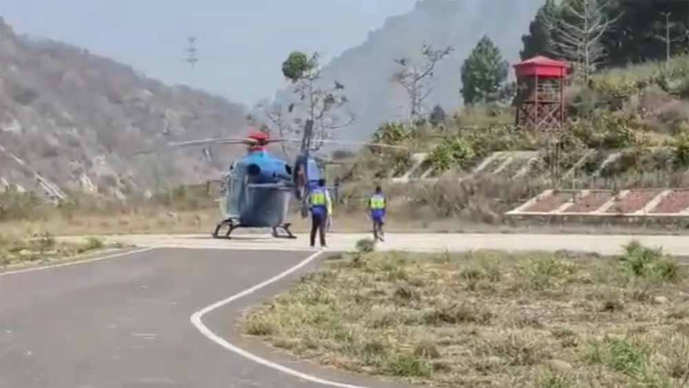 उड़ान के दौरान राज्यपाल गुरमीत सिंह के हेलीकॉप्टर में गड़बड़ी, श्रीनगर में सुरक्षित इमरजेंसी लैंडिंग