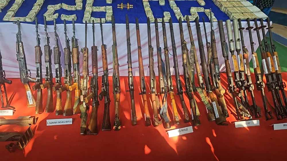 सुरक्षा बलों की बड़ी कामयाबी: नक्सली ठिकाने से 3.61 करोड़ नकद, 1 किलो सोना और 101 घातक हथियार बरामद