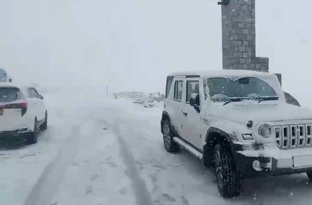 बर्फबारी का असर: जम्मू-कश्मीर की अहम सड़क बंद, यात्रियों को परेशानी