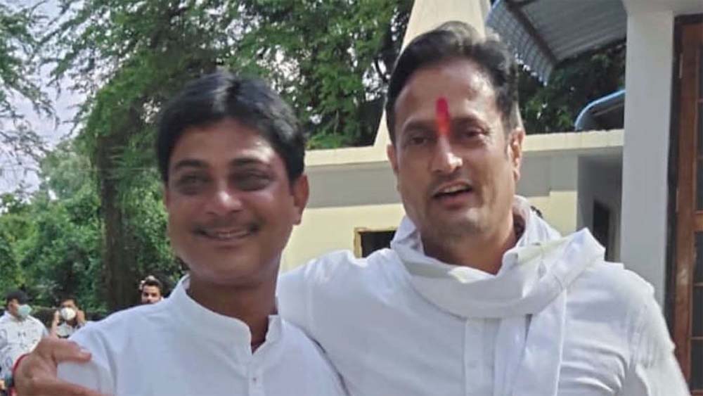 चुनावी दौरे पर असम गए कांग्रेस नेता रूपेश ठाकुर का निधन, राजनीतिक गलियारों में शोक की लहर