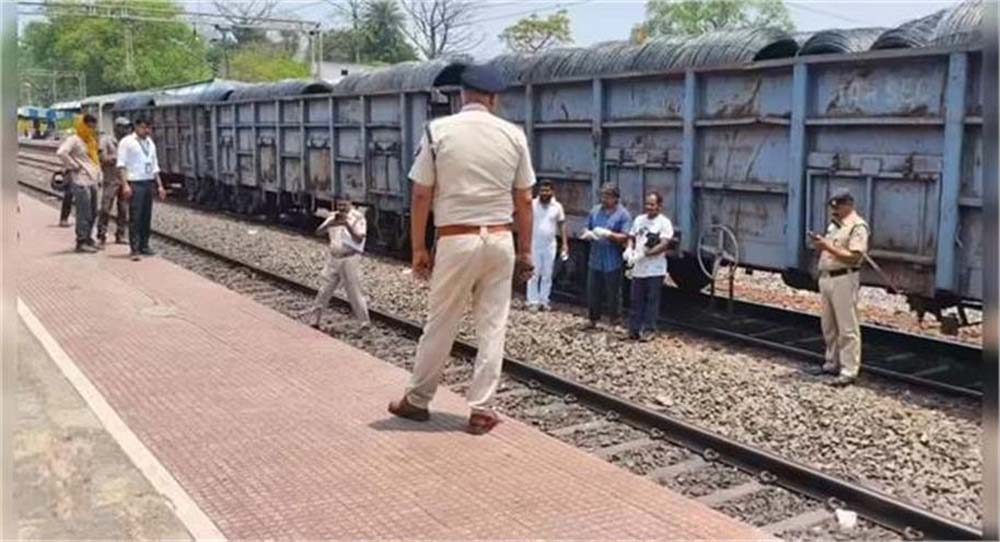 गोमो रेलवे स्टेशन पर ट्रेन मैनेजर की मौत, ड्यूटी के बीच गिरे; ओवरटाइम जांच के घेरे में