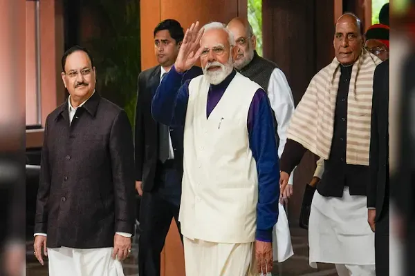 पश्चिम एशिया में युद्ध के बादल: प्रधानमंत्री मोदी ने बुलाई हाई-लेवल बैठक, 80 लाख भारतीयों की सुरक्षा सबसे बड़ी चुनौती