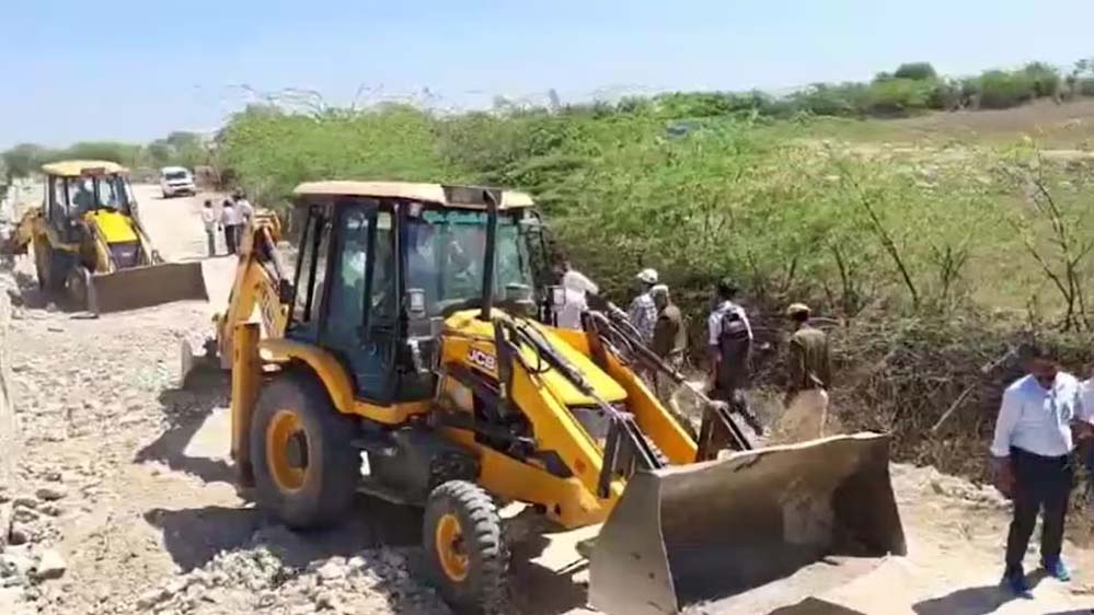 8 करोड़ की अफीम खेती मामले में बड़ी कार्रवाई, भाजपा नेता के भाई की दुकान तोड़ी गई