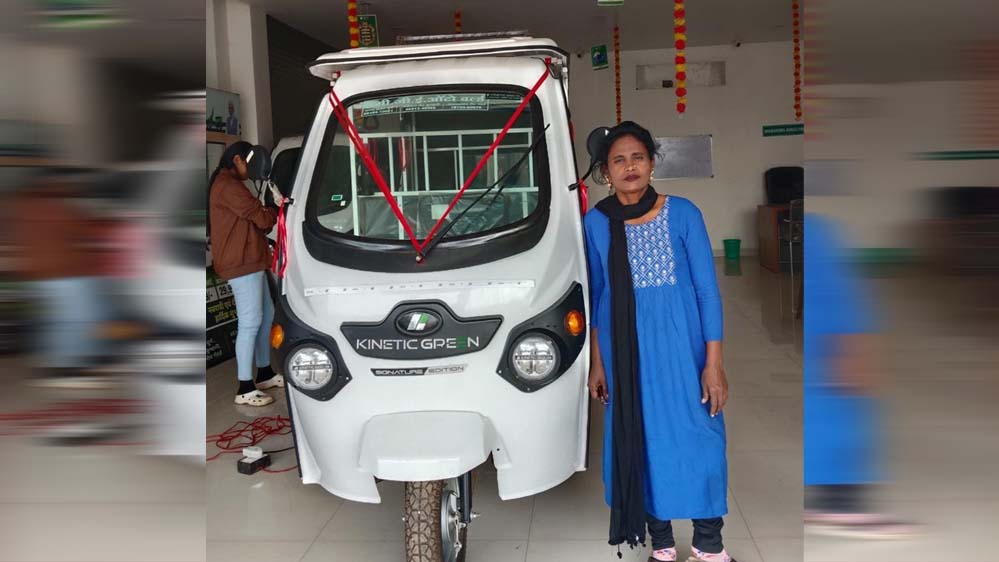 दिव्यांगता के बावजूद सायरा बानो बनीं आत्मनिर्भर, ई-रिक्शा चलाकर पेश की मिसाल दिव्यांगता के बावजूद सायरा बानो बनीं आत्मनिर्भर, ई-रिक्शा चलाकर पेश की मिसाल