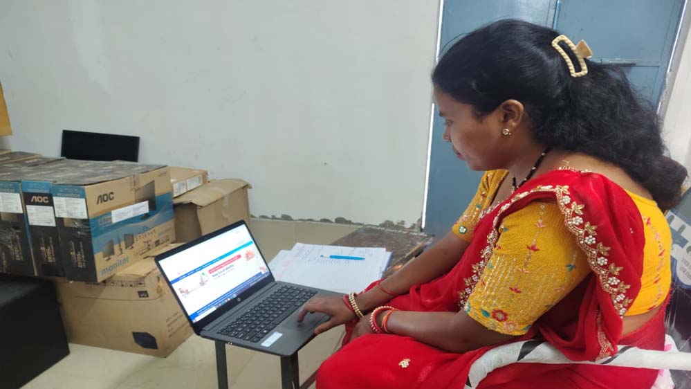 आधार से जुड़ी सेवाएं प्रदान कर आत्मनिर्भर बनीं संगीता सिंह"