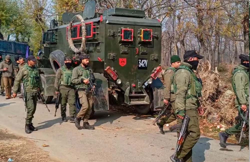 उरी में सुरक्षाबलों से मुठभेड़ में पाकिस्तानी आतंकी ढेर, भारी मात्रा में गोला-बारूद बरामद