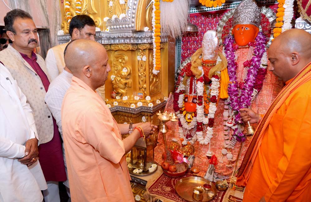 सीएम योगी ने सहारनपुर में विकास कार्यों की समीक्षा की, मां शाकुंभरी देवी मंदिर में पूजा-अर्चना