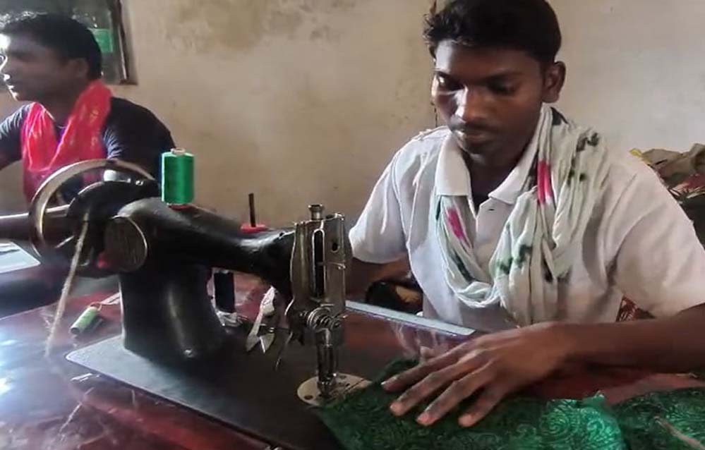 बालाघाट पुलिस की पहल: आत्मसमर्पित नक्सली सिलाई और ड्राइविंग सीख रहे, 14 परिवारों को मिली सरकारी नौकरी