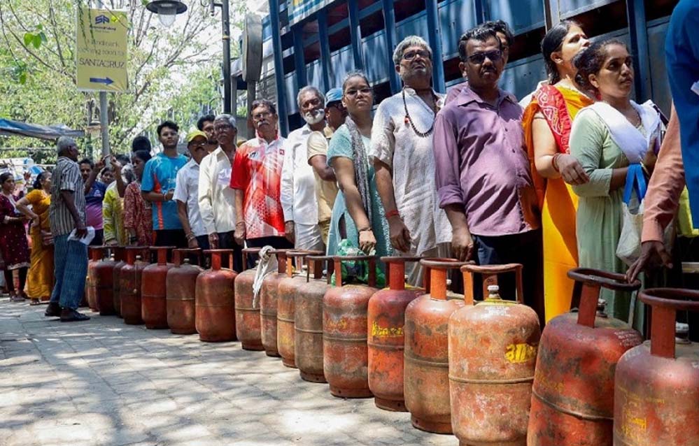LPG की किल्लत से CG में परेशानी, एजेंसियों में लंबी लाइनें, लोग बोले- "घंटों धूप में खड़े हैं", लकड़ी-कोयले की मांग बढ़ी