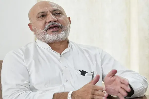 कांग्रेस की अंतर्कलह आई सामने: रैली के पोस्टर से फोटो हटी, आप ने मजे लेते हुए कसा तंज कांग्रेस की अंतर्कलह आई सामने: रैली के पोस्टर से फोटो हटी, आप ने मजे लेते हुए कसा तंज