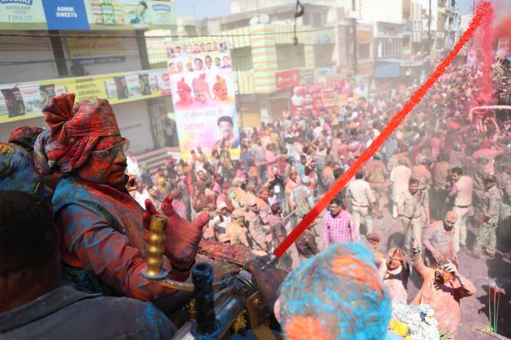 होली की गेर में शामिल हुए सीएम डॉ. मोहन यादव, उत्साह से खेली रंग-गुलाल