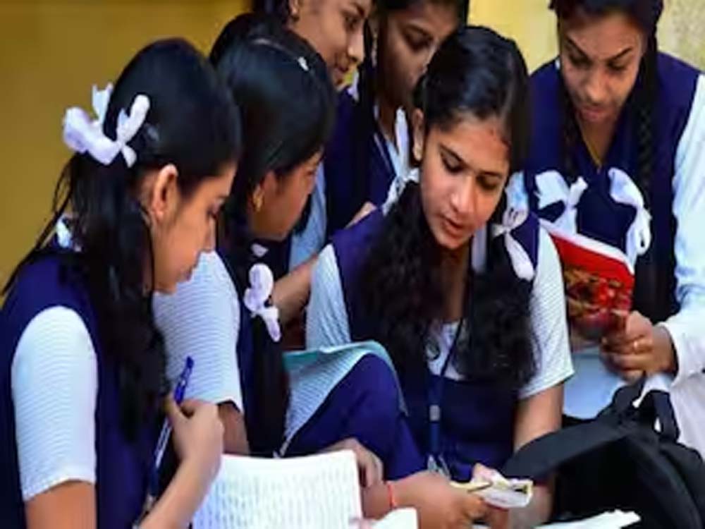 फिर चमकी बेटियों की प्रतिभा! इंटर परीक्षा में छाईं, देखें साइंस-आर्ट्स-कॉमर्स के जिला टॉपर्स