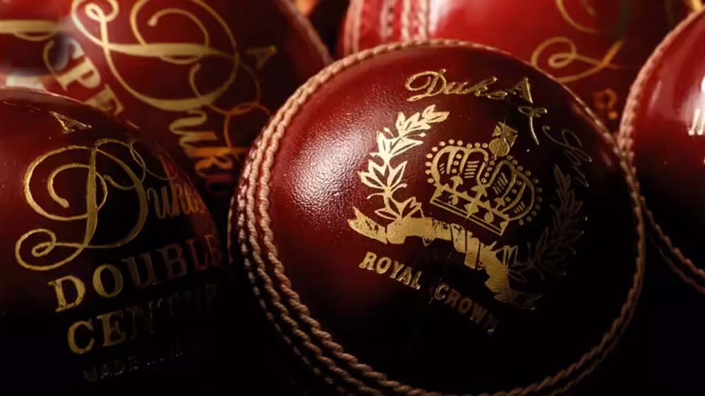 मिडिल ईस्ट तनाव के कारण ड्यूक्स गेंदों की कमी, इंग्लैंड में घरेलू क्रिकेट पर संकट, ECB का बयान