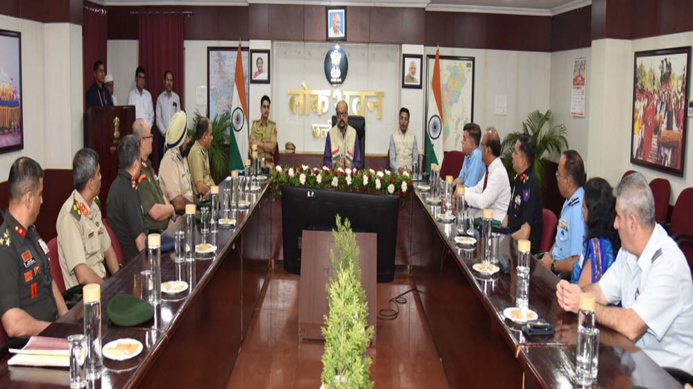 राज्यपाल रमेन डेका से रक्षा महाविद्यालय के अध्ययन दल ने रायपुर में की सौजन्य भेंट