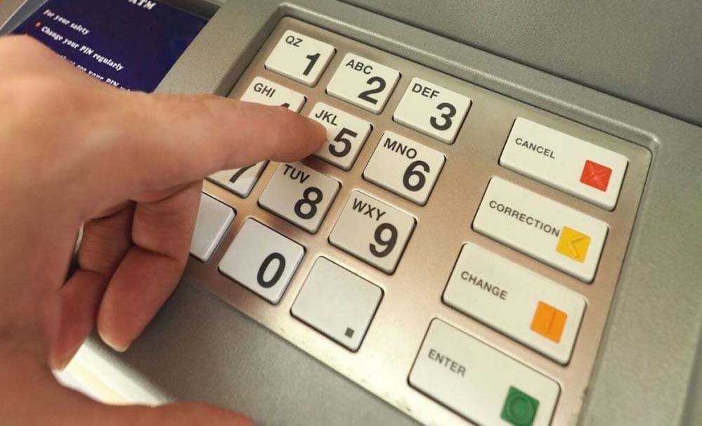 ATM से पैसे निकालने के नियम बदलने जा रहे हैं, 1 अप्रैल से होगी महंगी प्रक्रिया
