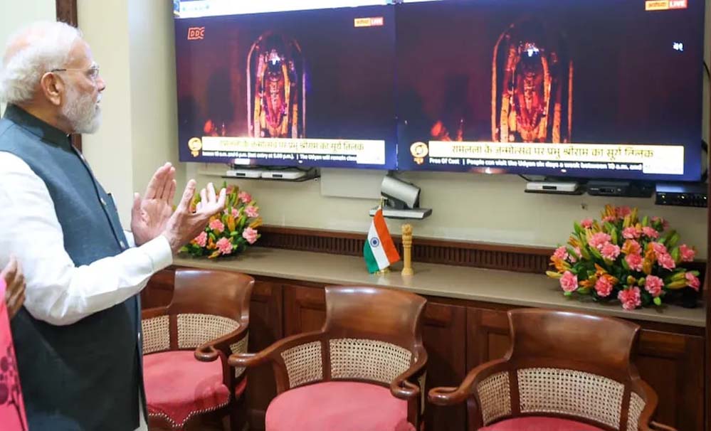 अयोध्या में रामलला को सूर्य तिलक, ललाट पर चमकती किरणों के बीच PM मोदी ने किए लाइव दर्शन