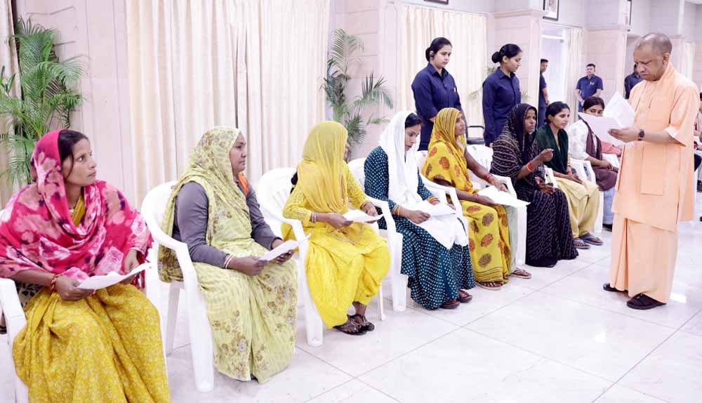 सीएम योगी ने दी बच्चों को सीख- किताबें पढ़ो, सोशल मीडिया का अत्यधिक प्रयोग न करो