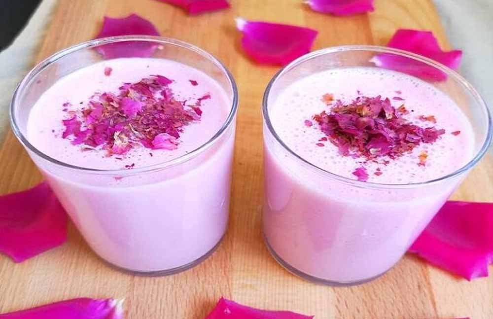 सिर्फ 5 मिनट में तैयार करें बाजार स्टाइल गुलाब लस्सी, जानिए आसान रेसिपी