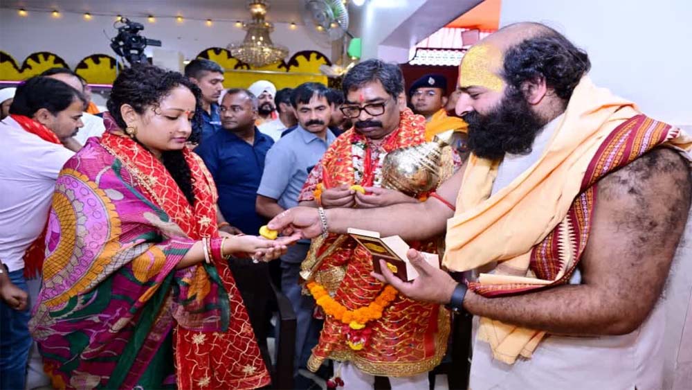 रांची के तपोवन मंदिर पहुंचे सीएम हेमन्त सोरेन, पत्नी के साथ की विशेष पूजा-अर्चना