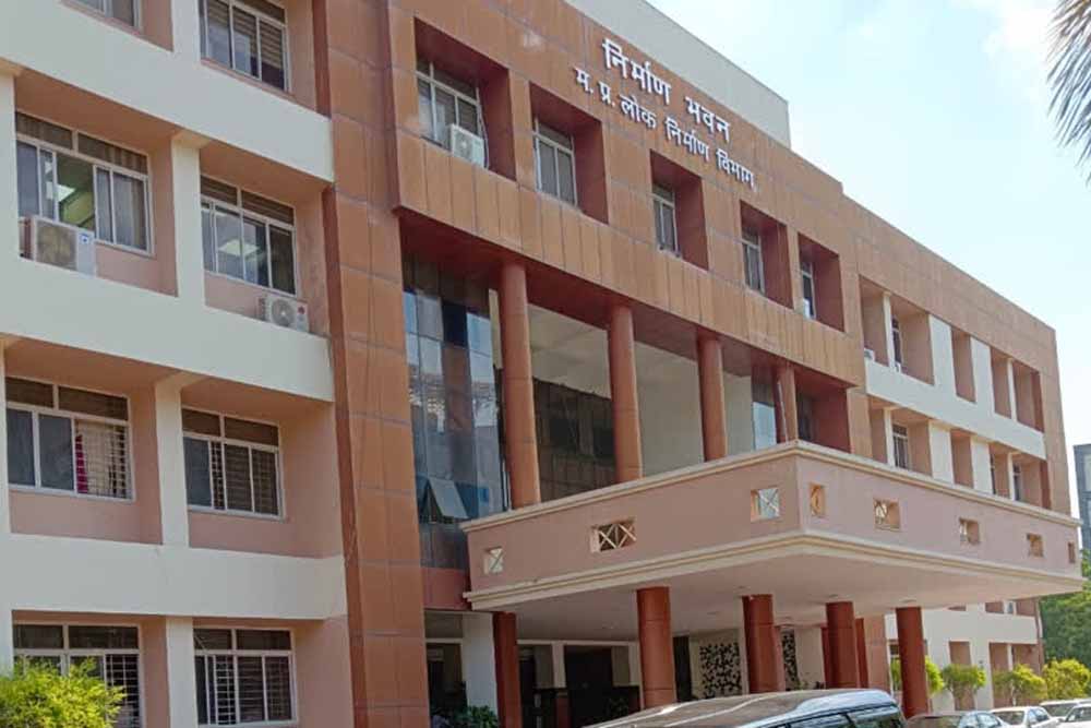 अमानक कार्य पर ठेकेदार ब्लैकलिस्ट,कंसलटेंट के विरुद्ध कार्रवाई और विभागीय अधिकारियों को नोटिस