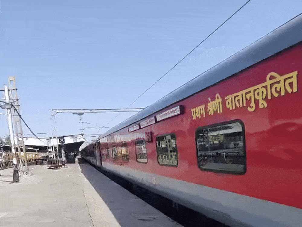 यात्रा से पहले देखें अपडेट: 14 ट्रेनें कैंसिल, गोंदिया में ट्रैक मरम्मत का असर