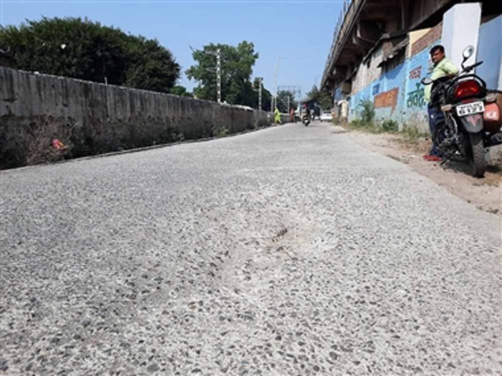 गुणवत्ताहीन सड़क पर सख्त एक्शन: विधायक रायमुनी भगत ने मौके पर अफसरों को लगाई डांट
