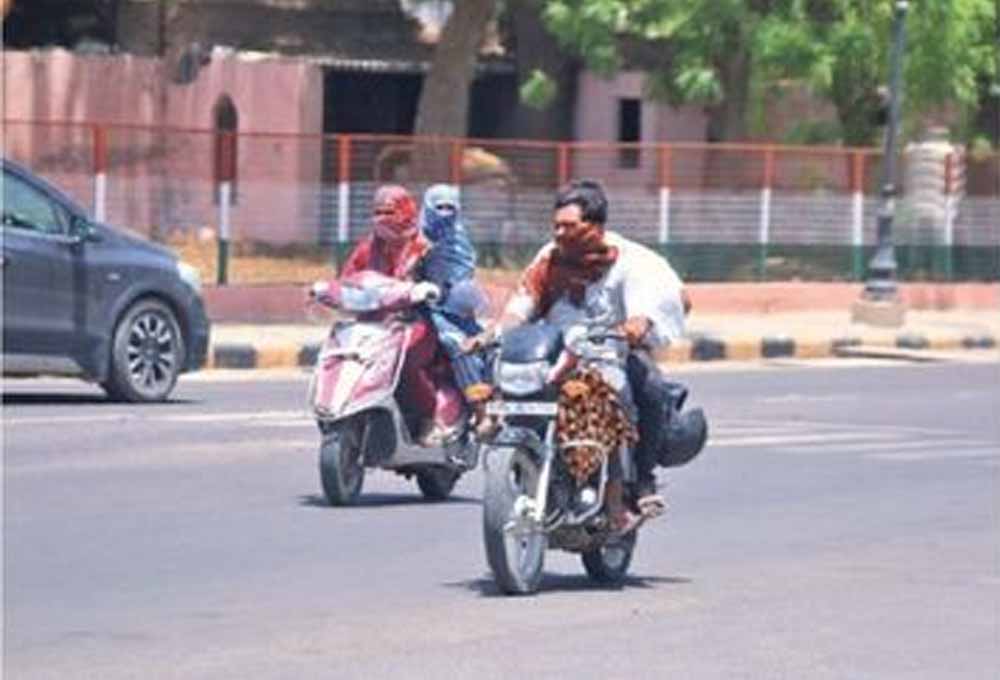मौसम बदलेगा करवट: बारिश-वज्रपात के आसार, 2-3 डिग्री तक लुढ़केगा पारा
