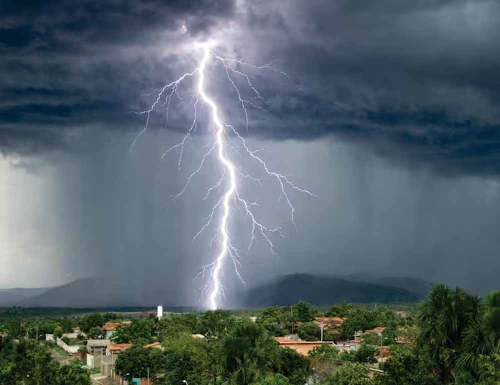 मौसम बदलेगा मिजाज: तेज धूप के बाद हल्की बारिश और आकाशीय बिजली का अलर्ट