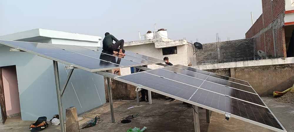 मुफ्त बिजली की ओर कदम: प्रधानमंत्री सूर्यघर योजना से निशि हुईं लाभान्वित, लगाया सोलर प्लांट