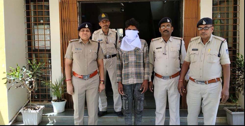चोरी के रुपये और राशन नहीं कर पाए खर्च, 45 दिन बाद नाबालिग के साथ आरोपी गिरफ्तार
