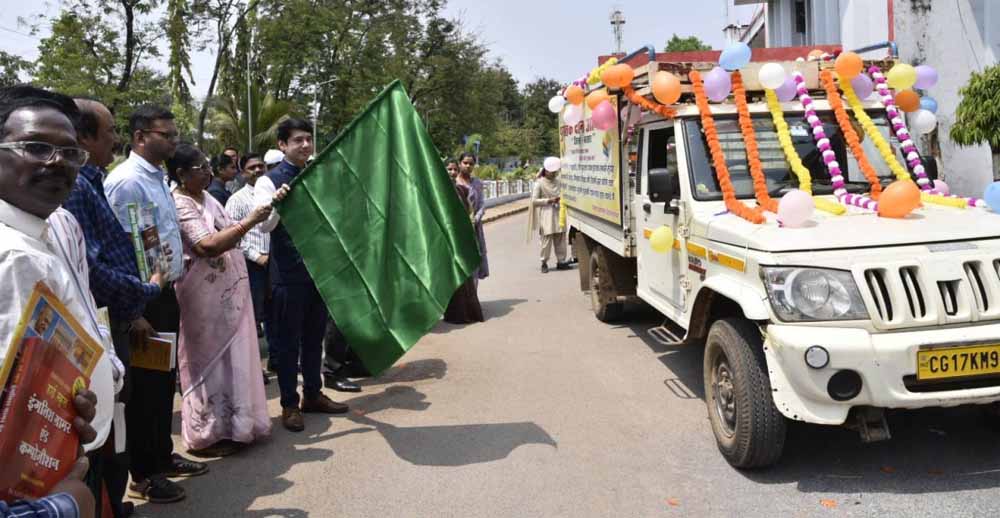 कलेक्टर ने पुस्तक दान रथ को दिखाई हरी झंडी