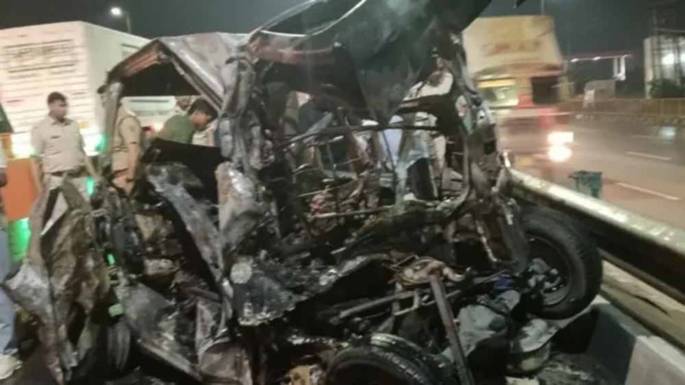 भयानक सड़क हादसा: पानीपत में टक्कर के बाद वैन में आग, पैर फंसने से नहीं बच सकी युवती