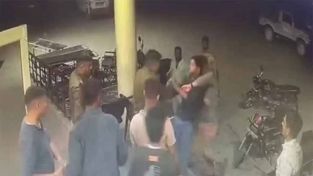 हरियाणा के थप्पड़ कांड में 6 और पुलिसकर्मी सस्पेंड हरियाणा के थप्पड़ कांड में 6 और पुलिसकर्मी सस्पेंड