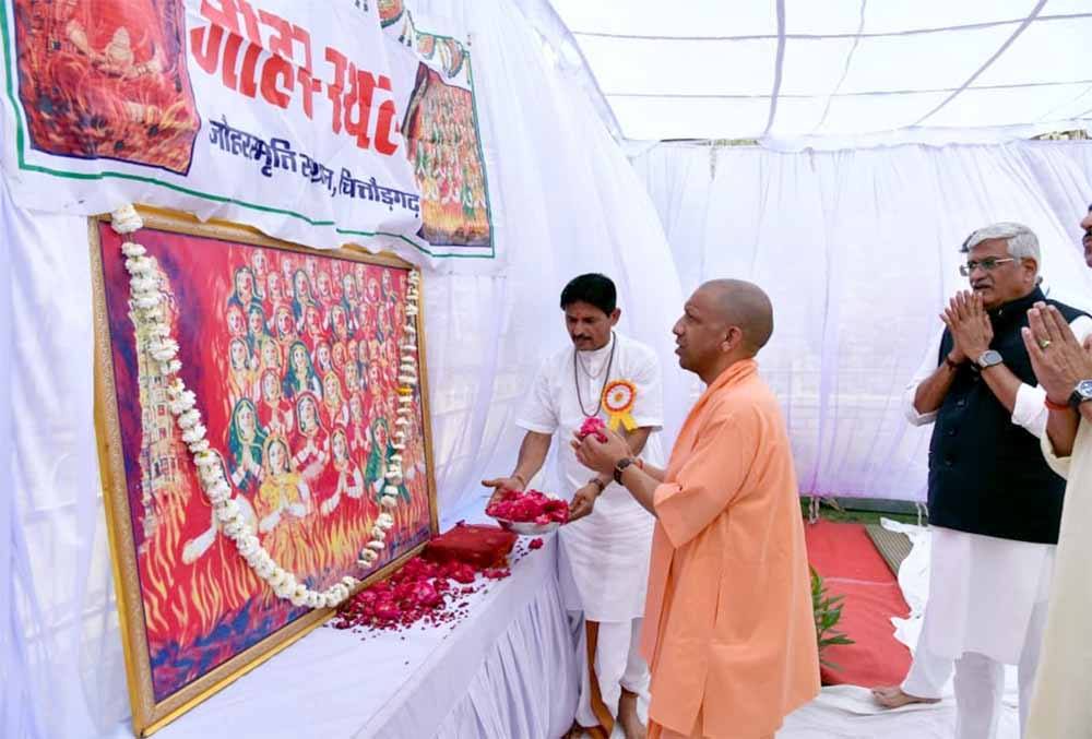 सनातन की मर्यादा अमर है और रहेगी, बाबर-औरंगजेब और अकबर के खानदान का पता नहीं, महाराणा प्रताप के वंशज मंच पर बैठे हैं: सीएम योगी