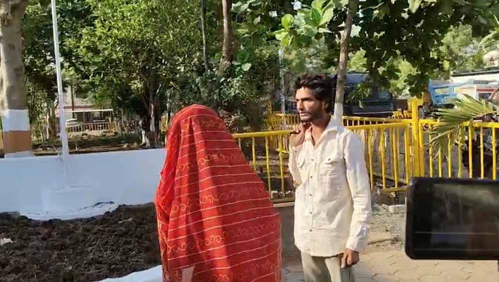 “पत्नी को बुलाओ वरना कूद जाऊंगा” — खंडवा में टावर पर चढ़े युवक का हंगामा, घंटों चला रेस्क्यू ऑपरेशन