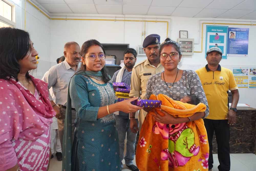 नवजात लाड़ली बालिका शिशुओं व कार्यरत महिला कुलियों का हुआ सम्मान