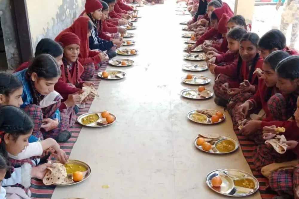 स्कूलों में बदला मिड डे मील मेनू, अब शनिवार को परोसी जाएगी पौष्टिक माह की दाल