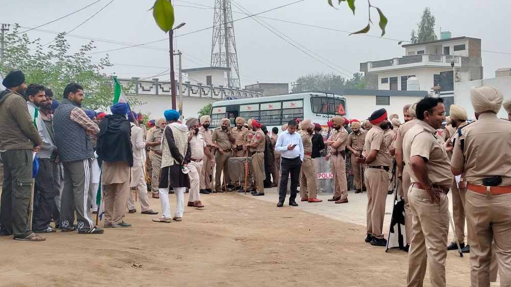 Punjab में तनाव: गुरुद्वारा साहिब में किसान नेता रोके गए, पुलिस ने किया घेराव