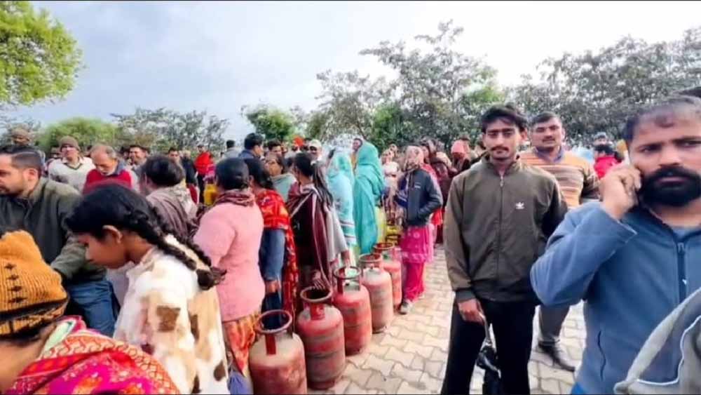 गैस किल्लत पर सख्ती: पठानकोट में मंत्री ने मारी रेड, एजेंसी पर गिरी गाज