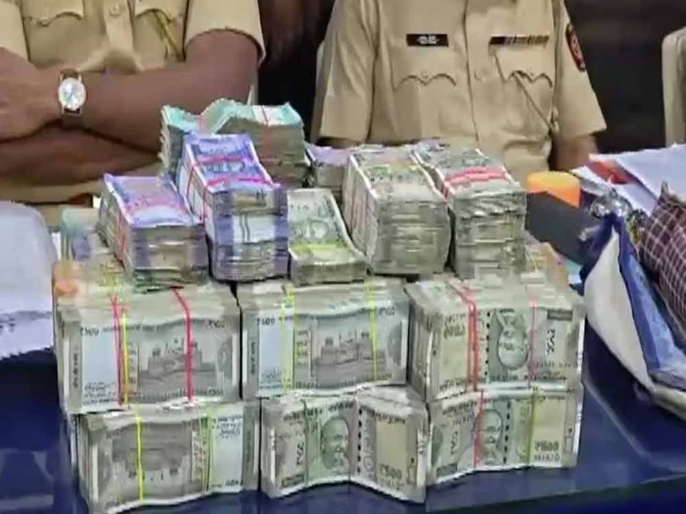 चेकिंग के दौरान बड़ा खुलासा: 50 लाख नकद जब्त, पुलिस कर रही जांच