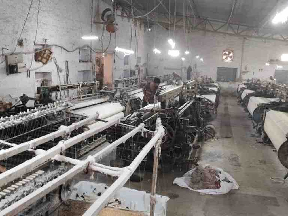 एशिया के मैनचेस्टर में कच्चे माल की भारी किल्लत के साथ ही रेड सी रूट महंगा होने से करोड़ों के ऑर्डर अटके