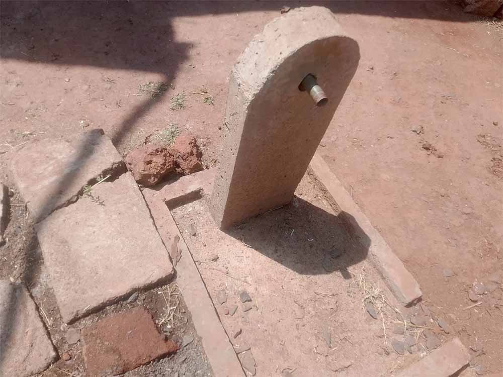 ग्राम मलैकी में नहीं है बिजली पानी की सुविधा शासन प्रशासन मौन।