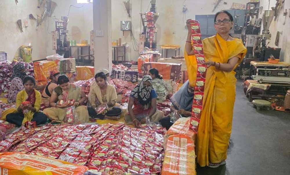 नारी शक्ति से औद्योगिक प्रगतिः पूनम जायसवाल ने 20 महिलाओं को दिया रोजगार, बनीं आत्मनिर्भरता की मिसाल