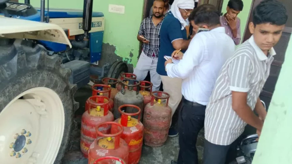 अवैध गैस स्टॉक पर बड़ी कार्रवाई: सीएम फ्लाइंग और खाद्य आपूर्ति विभाग ने 30 सिलिंडर किए जब्त