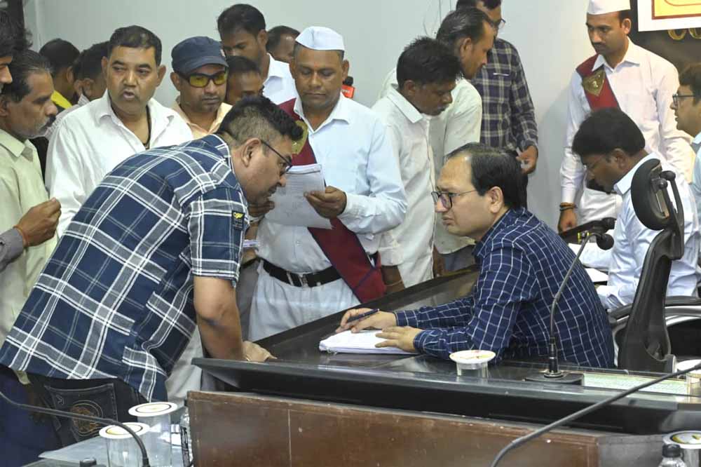 कलेक्टर ने जनदर्शन सुनी आमलोगों की समस्याएं संबंधित अधिकारियों को त्वरित कार्यवाही के निर्देश