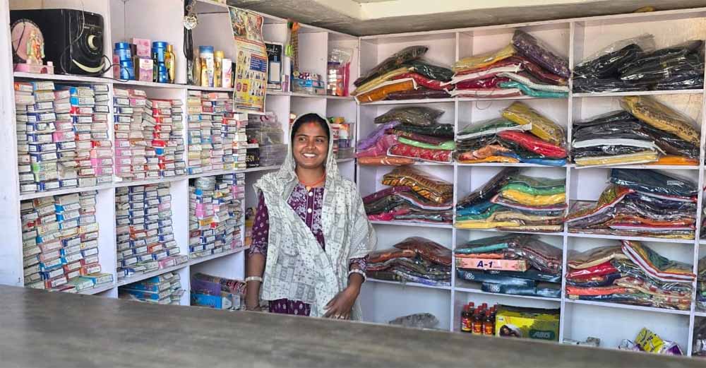 नीरा साहू ने आत्मविश्वास के साथ संभाल रहीं अपनी दुकान