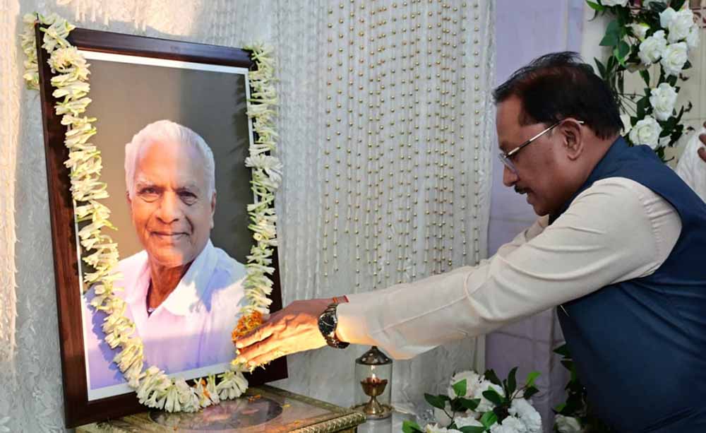 मुख्यमंत्री विष्णुदेव साय ने लोकतंत्र सेनानी स्वर्गीय महावीर प्रसाद जैन को दी श्रद्धांजलि